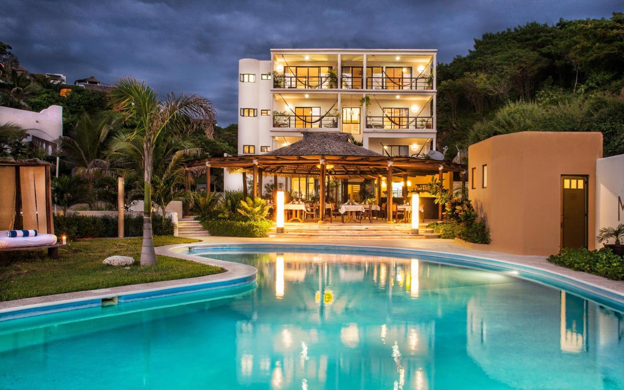 Manta Raya Hotel - Right On The Beach Cuatunalco Exterior photo