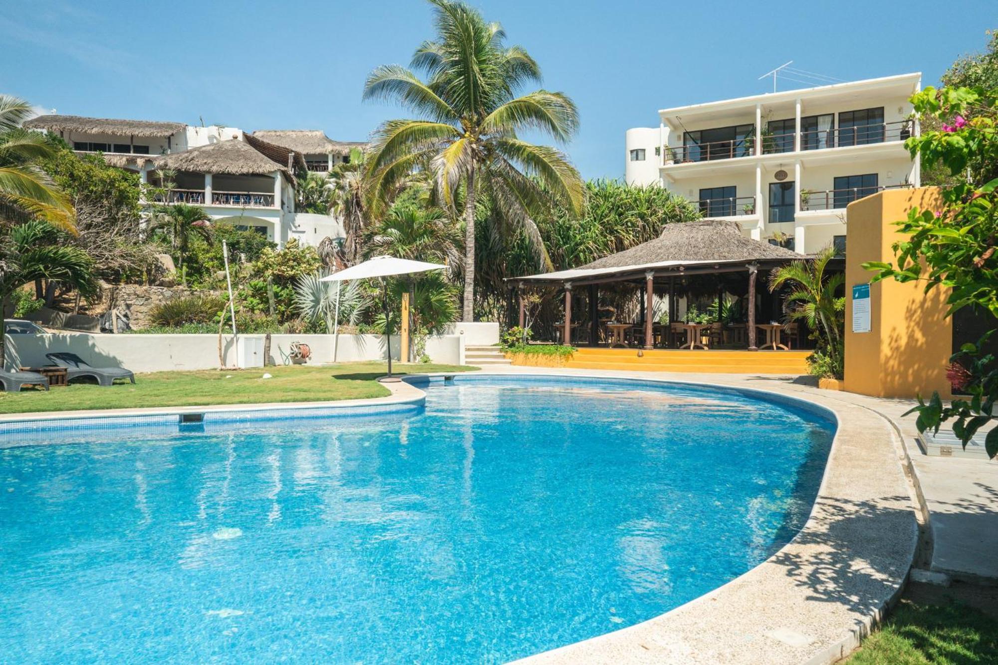 Manta Raya Hotel - Right On The Beach Cuatunalco Exterior photo