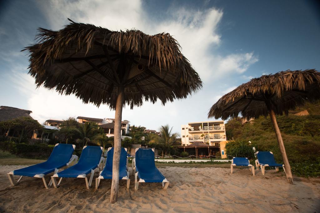 Manta Raya Hotel - Right On The Beach Cuatunalco Exterior photo